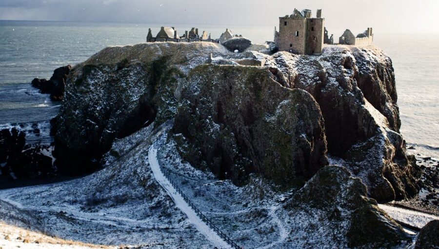 From Edinburgh: Glamis and Dunnottar Castles Tour in Italian - Dunnottar Castle on the North Sea cliffs