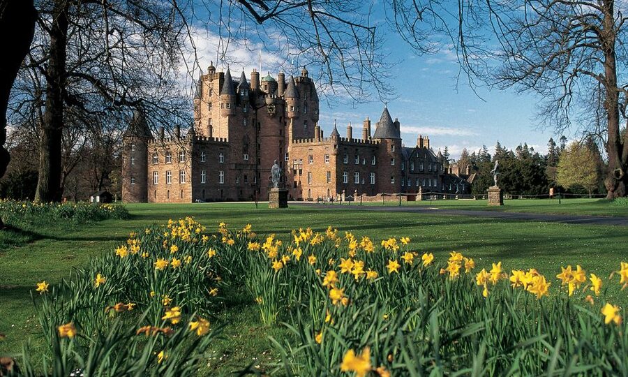 From Edinburgh: Glamis and Dunnottar Castles Tour in Spanish - Stonehaven lunch break and the Aberdeenshire coast feel