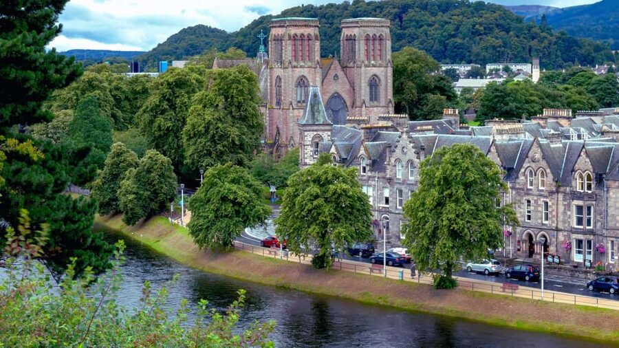 From Edinburgh: Loch Ness and Highlands Tour in Spanish - Pitlochry Pub Time: A Calm Finish After a Long Day