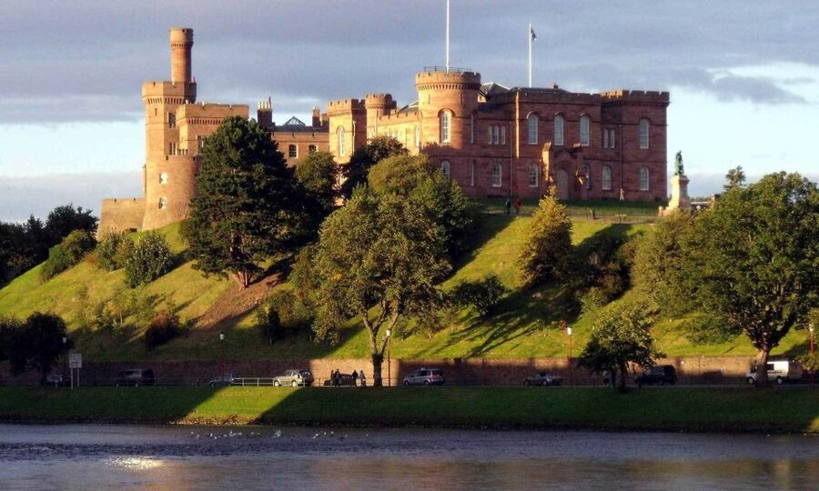 From Edinburgh: Loch Ness & Inverness Tour in Spanish - A Spanish Full-Day Route That Connects Inverness to the Highlands