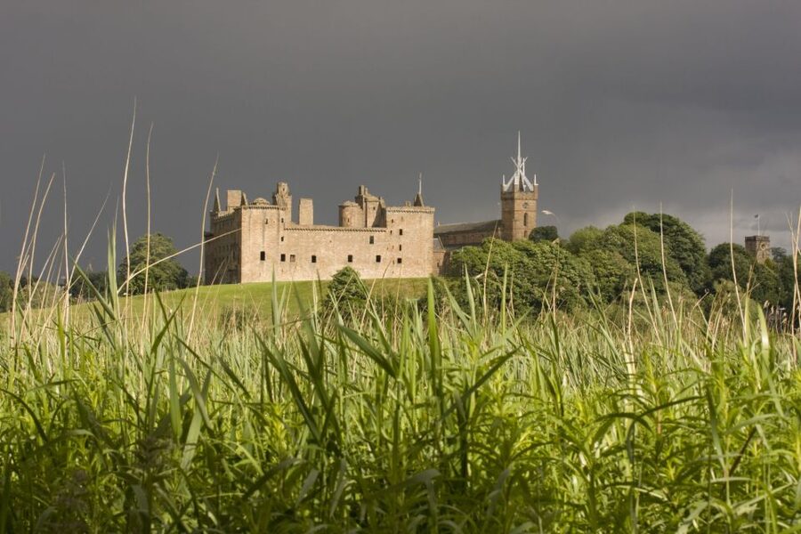 From Edinburgh: Outlander Full-Day Tour in Spanish - Callendar House: where Scottish power circles the calendar
