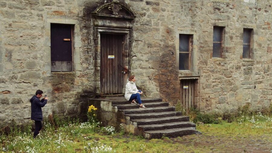 From Edinburgh: Outlander Full-Day Tour in Spanish - Doune Castle: fortress energy and the Leoch Castle connection