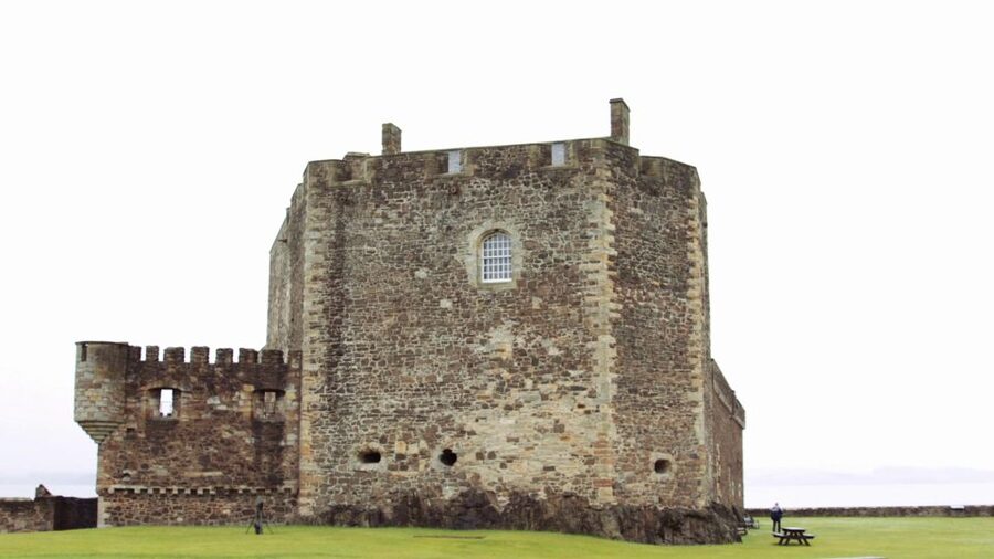 From Edinburgh: Outlander Full-Day Tour in Spanish - Linlithgow Palace and the lake-side royal residence feeling