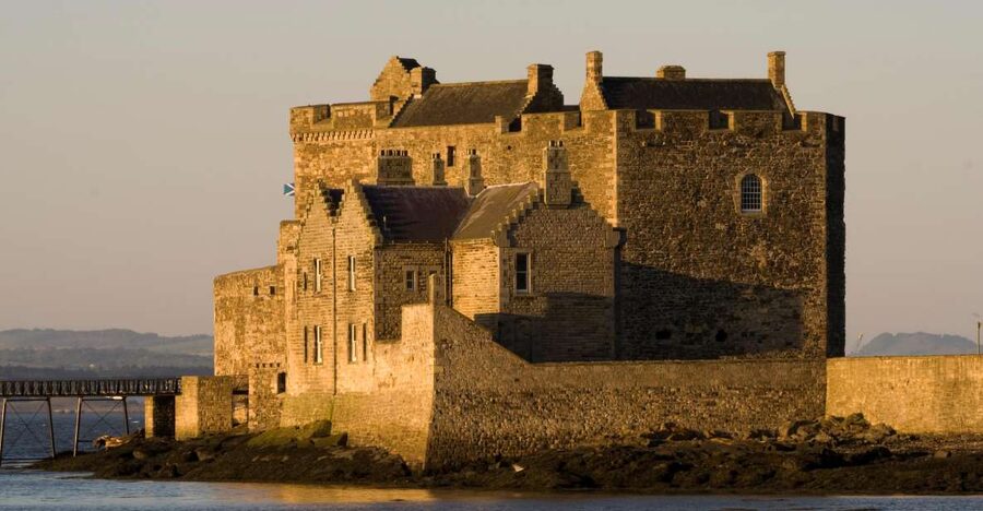 From Edinburgh: Outlander Full-Day Tour in Spanish - Blackness Castle for Fort William, plus the story stakes