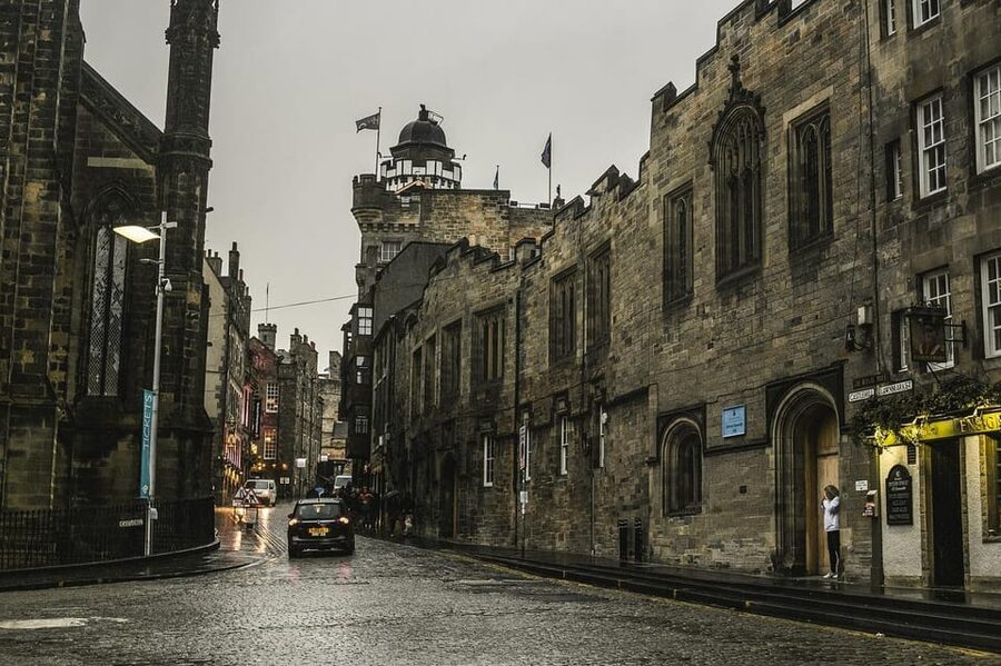 Ghost Tour in Edinburgh - Where it starts at the Scotch Whisky Experience, then moves fast into legend
