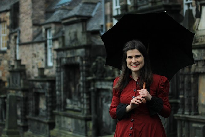Ghost Tour in Spanish - Greyfriars Cemetery and Old Town at night in Spanish