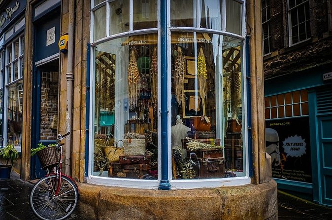 Guided 60-Minute Photography and sightseeing Tour in Edinburgh - Stop 3: Greyfriars Bobby, a dog story that makes your photo mean more