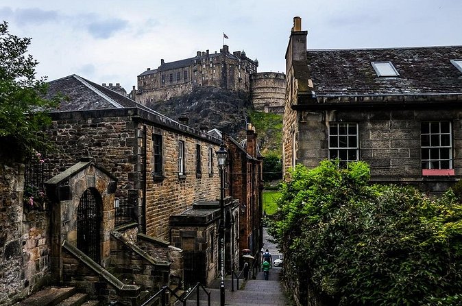 Guided 60-Minute Photography and sightseeing Tour in Edinburgh - Stop 5: Holyrood Park, secret selfie techniques that fit real bodies