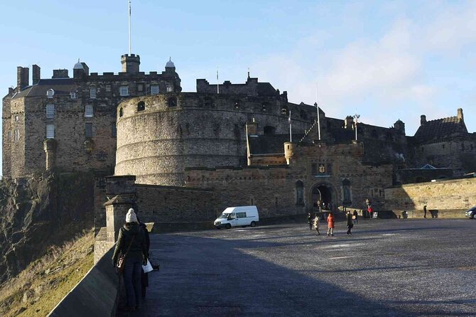 Highlights from the Royal Mile: A Self-Guided Audio Tour - Starting at the Witches Well, then into Castlehill’s early Edinburgh stories