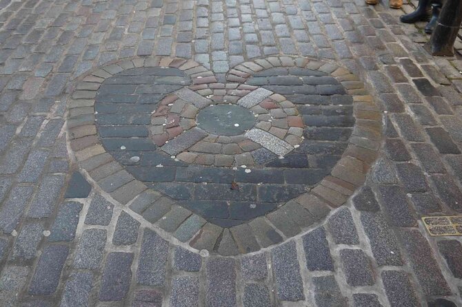 Highlights from the Royal Mile: A Self-Guided Audio Tour - Tron Kirk, 1600s punishments, and the Paisley Close disaster story