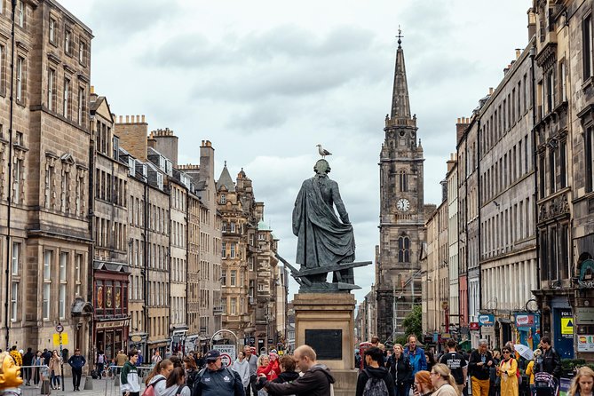 Highlights & Hidden Gems With Locals: Best of Edinburgh Private Tour - Grassmarket: Pub Culture on a Site With Teeth