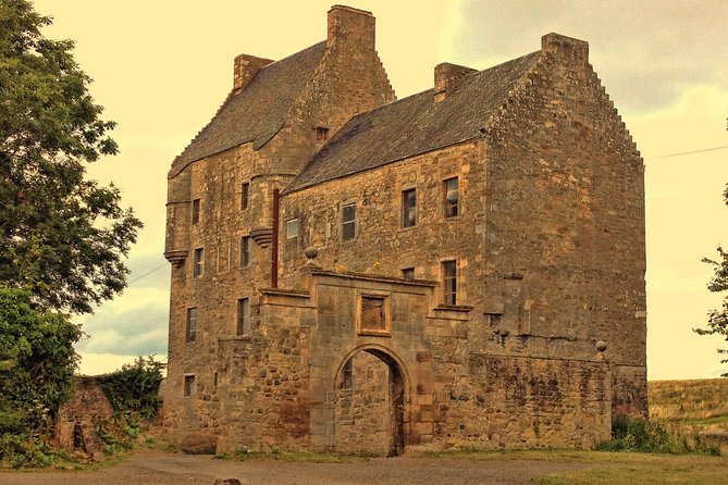 Jamie Fraser Outlander tour to Lallybroch tours Edinburgh - Stop 2 at Midhope Castle: getting the Lallybroch vibe right