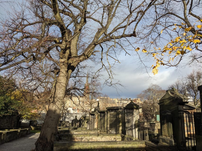 Magic and Legends in Edinburgh: Small Group Walking Tour in French - Scott Monument and the Royal Mile, the backbone of Edinburgh legends