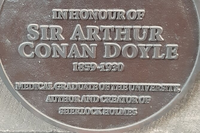 Medical and Surgical History of Edinburgh - Private Walking Tour - Royal Mile: College of Physicians and the alleyway that sets the tone