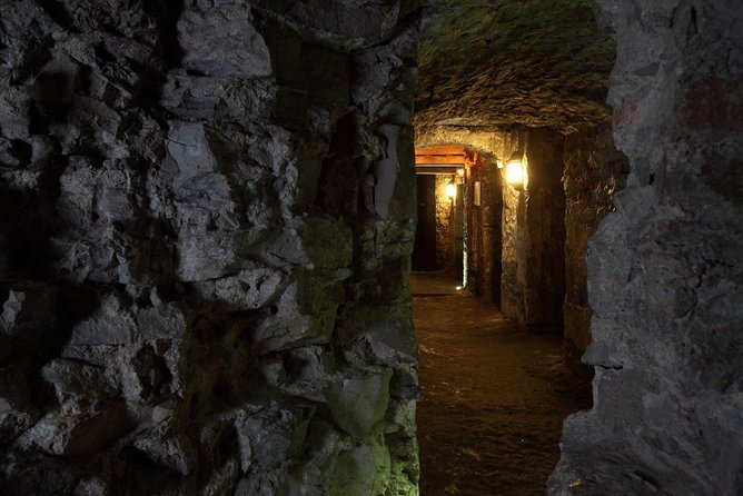 Multi-Sensory Night Walking Tour with Haunted Vaults in Edinburgh - What to Wear and Bring for a Comfortable, Spooky Walk