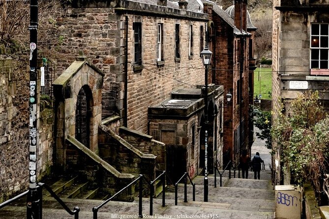 Private 4h Walking Tour in Edinburgh with Edinburgh Castle Tour - The Royal Mile: Where the Stories Matter More Than the Signs