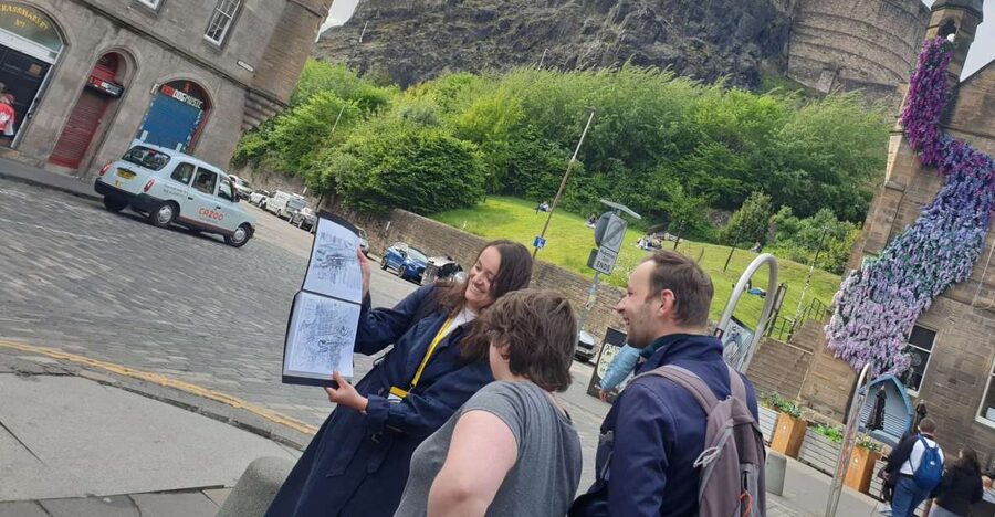Private Discovery Tour: Edinburgh's Strange & Secret History - Private guide in French: how the storytelling lands for real groups
