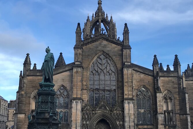 Private Edinburgh City 4-Hour Guided Tour in a black cab LEVC TX - Scottish Parliament, Holyroodhouse, and Arthur’s Seat without committing to a hike