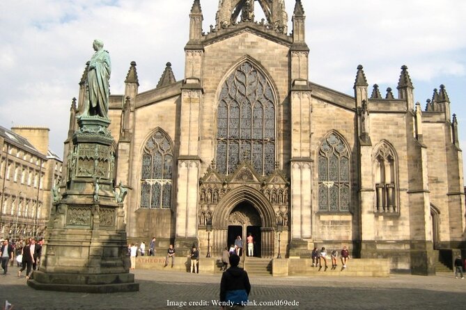 Private Full-Day Walking Tour in Edinburgh with Edinburgh Castle - Start Where the Old City Beats Begin: Howies Restaurant to Royal Mile