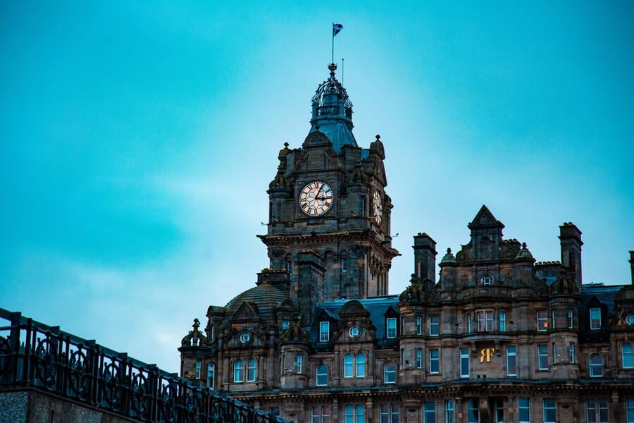 Private tour: discover the city which inspired Harry Potter - The Royal Mile’s alleyways: dark mood without the fake vibe