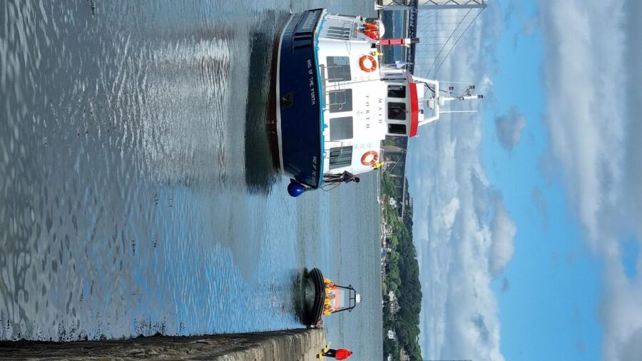 Queensferry: Sightseeing Cruise to Inchcolm Island - Inchcolm Island, 1.5 hours to explore abbey ruins and fortifications