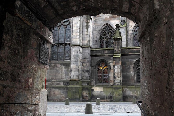 Royal Mile and Edinburgh Castle - Small Group Walking Tour - The Royal Mile Plus the Side Streets You Would Miss