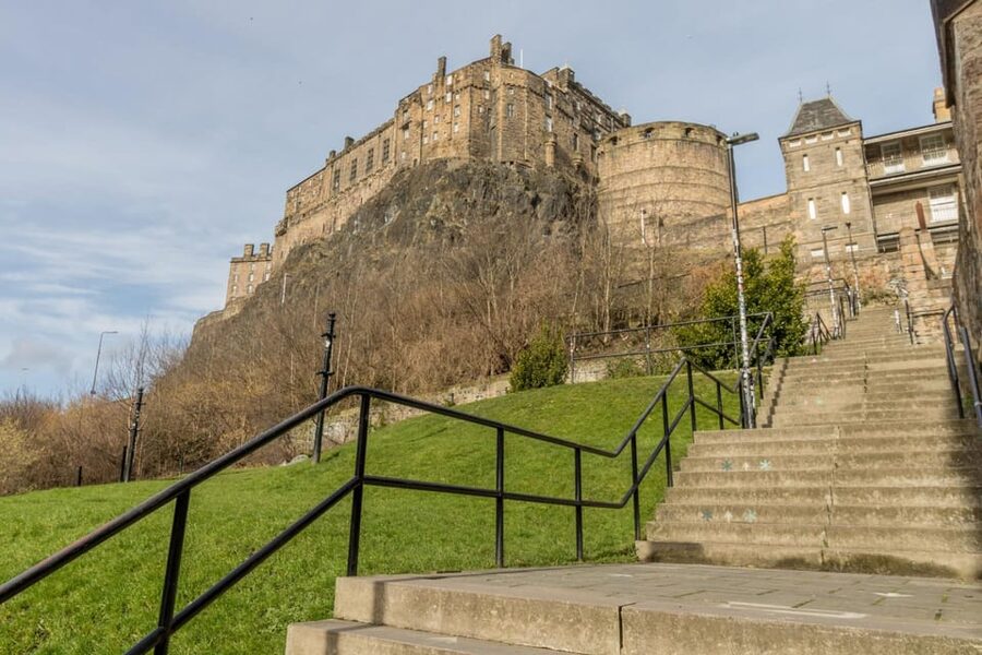 Skip-the-line Edinburgh Castle with Old Town Walking Tour - Mary Queen of Scots and the Castle’s “Why This Place Matters” Moment