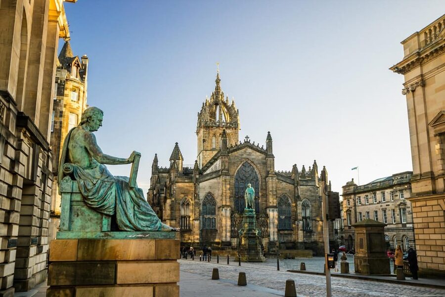 Skip-the-line Edinburgh Castle with Old Town Walking Tour - Group Size, Languages, and What This Tour Feels Like