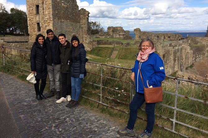 St Andrews Must-Sees Daily Walking Tour (11am & 2pm) - University of St Andrews quads plus a cat statue moment