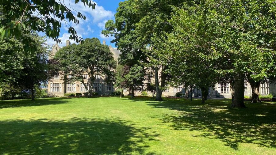 St Andrews: Town, Golf, and Old Course History Tour - The Swilkan Bridge photo finish, plus what to do right after