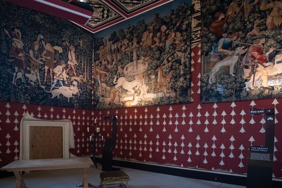 Stirling Castle: Skip-the-Line Guided Tour in Spanish - Meeting the tour, the black umbrella, and your first 15 minutes