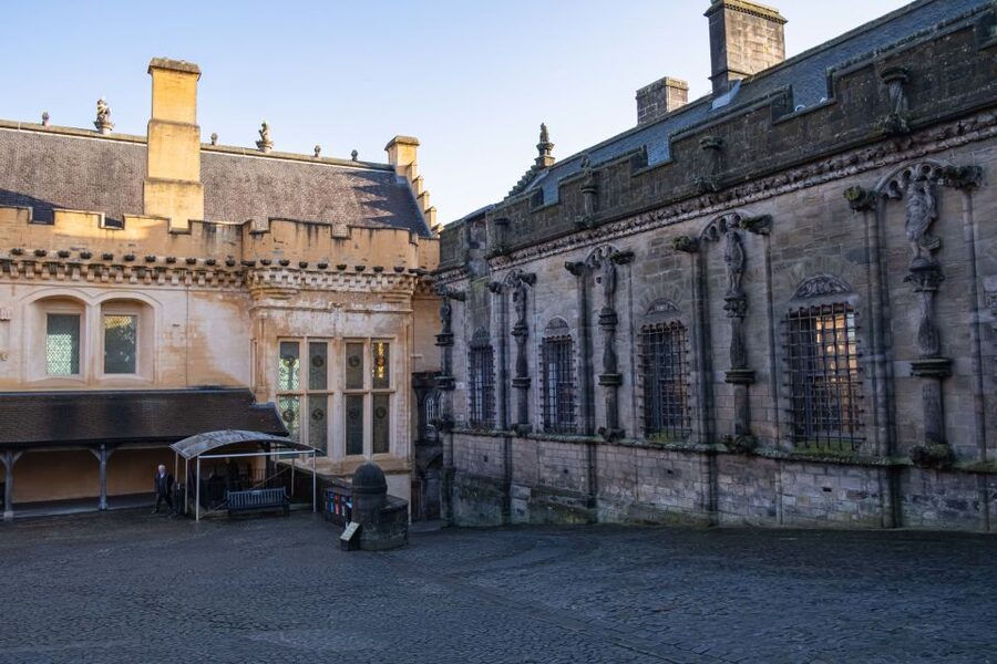 Stirling Castle: Skip-the-Line Guided Tour in Spanish - Starting on the esplanade, where the siege story makes sense fast