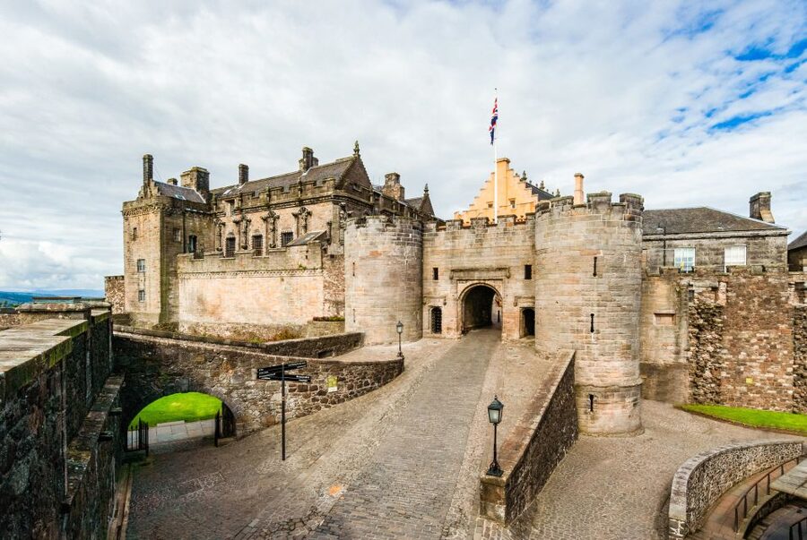 Stirling Castle: Skip-the-Line Guided Tour in Spanish - Inside the royal palace: the Renaissance influence you might miss on your own