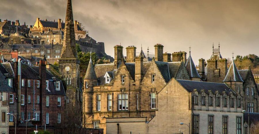 Stirling: Historical Walking Tour in Spanish - Old Jail and Tollbooth: the most uncomfortable part of the story