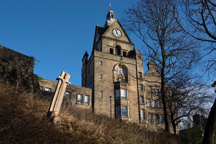 Stirling: Historical Walking Tour in Spanish - John Cowane Hospital, the Old Cemetery, and everyday Stirling