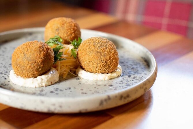 Taste Of Edinburgh Food Tour With All Food & Drinks Included - Castlehill stop and the main course choices: haggis or trout